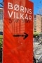 På billedet ses Boerns vilkaar skilt foran hovedkontoret