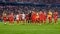  FC Bayern München-spillere på en fodboldbane klapper efter en kamp.