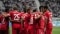  Billedet viser FC Bayern München-spillere på en fodboldbane, der samler hinanden op.