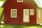 Billedet viser et modelhus på en gren af et træ som et tegn på selvforsyning med energi.